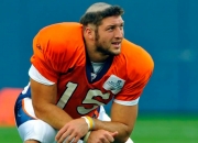 -橄榄球明星选手在比赛中展现超凡技艺