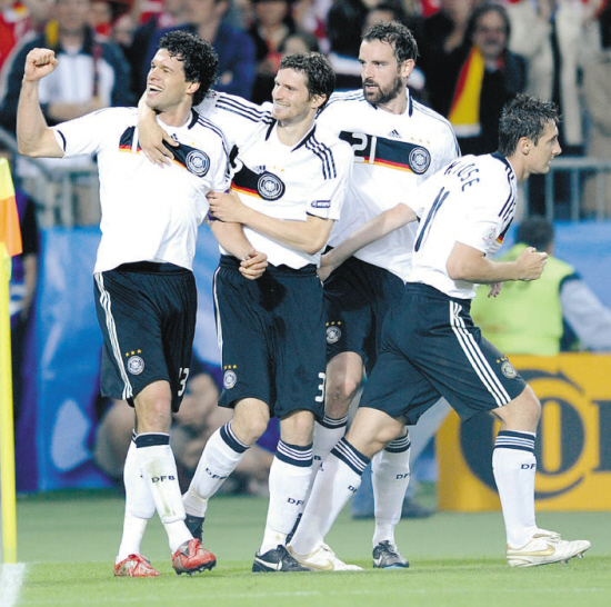 德国队险胜马来西亚队，黄鸭组合扛起全队